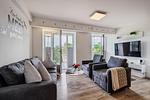 Wohn/Essbereich: Sofa, Sitzbereich, Essbereich, TV, Zugang zum Balkon - FeWo Auszeit in PRORA - 9.42 - Top-Hundeurlaub