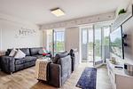 Wohn/Essbereich: Sofa, Sitzbereich, Essbereich, TV, Zugang zum Balkon - FeWo Auszeit in PRORA - 9.42 - Top-Hundeurlaub