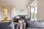 Wohn/Essbereich: Sofa, Sitzbereich, Essbereich, TV, Zugang zum Balkon - FeWo Auszeit in PRORA - 9.42 - Top-Hundeurlaub