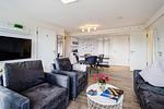 Wohn/Essbereich: Sofa, Sitzbereich, Essbereich, TV, Zugang zum Balkon - FeWo Auszeit in PRORA - 9.42 - Top-Hundeurlaub