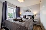 Schlafzimmer 1: Doppelbett (180x200), TV - FeWo Auszeit in PRORA - 9.42 - Top-Hundeurlaub