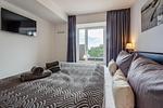 Schlafzimmer 1: Doppelbett (180x200), TV - FeWo Auszeit in PRORA - 9.42 - Top-Hundeurlaub