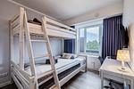 Schlafzimmer 2: Etagenbett (oben: 90x200 - unten:140x200), Xbox-OneX-Konsole - FeWo Auszeit in PRORA - 9.42 - Top-Hundeurlaub
