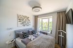 Schlafzimmer 1: Doppelbett (180x200), Kleiderschrank, Smart-TV, Lampe mit eingebautem Ventilator - FeWo Wellenblick in PRORA - 2.53 - Top-Hundeurlaub