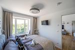 Schlafzimmer 1: Doppelbett (180x200), Kleiderschrank, Smart-TV, Lampe mit eingebautem Ventilator - FeWo Wellenblick in PRORA - 2.53 - Top-Hundeurlaub
