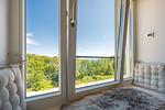 Schlafzimmer 1: Doppelbett (180x200), Kleiderschrank, Smart-TV, Lampe mit eingebautem Ventilator - FeWo Wellenblick in PRORA - 2.53 - Top-Hundeurlaub