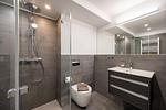 Badezimmer 1: Regendusche, WC, Haartrockner - FeWo Wellenblick in PRORA - 2.53 - Top-Hundeurlaub