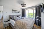 Schlafzimmer 2: Doppelbett (160x200), Kleiderschrank, Smart-TV, Lampe mit eingebautem Ventilator - FeWo Wellenblick in PRORA - 2.53 - Top-Hundeurlaub