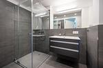 Badezimmer 2: Regendusche, WC, Haartrockner - FeWo Wellenblick in PRORA - 2.53 - Top-Hundeurlaub