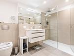 Badezimmer 1: Regendusche, WC, Haartrockner - FeWo Unsere Perle in PRORA - 4.01 - Top-Hundeurlaub