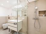 Badezimmer 1: Regendusche, WC, Haartrockner - FeWo Unsere Perle in PRORA - 4.01 - Top-Hundeurlaub