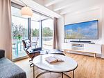 Wohn/Essbereich: Sofa, Sitzbereich, Essbereich, Flach-TV, Balkon Zugang - FeWo Strandlust in PRORA - 7.11 - Top-Hundeurlaub