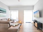 Wohnzimmer: Sofa, TV, Zugang zu den 2 Terrassen - FeWo TREIBsand in PRORA - 2.03 - Top-Hundeurlaub