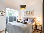 Schlafzimmer 1: Doppelbett (180x200), TV, Kleideschrank - FeWo TREIBsand in PRORA - 2.03 - Top-Hundeurlaub