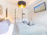Schlafzimmer 1: Doppelbett (180x200), TV, Kleideschrank - FeWo TREIBsand in PRORA - 2.03 - Top-Hundeurlaub