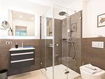 Badezimmer 1: Regendusche, WC, Haartrockner - FeWo TREIBsand in PRORA - 2.03 - Top-Hundeurlaub