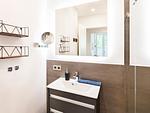Badezimmer 1: Regendusche, WC, Haartrockner - FeWo TREIBsand in PRORA - 2.03 - Top-Hundeurlaub
