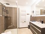 Badezimmer 2: Regendusche, WC, Haartrockner - FeWo TREIBsand in PRORA - 2.03 - Top-Hundeurlaub