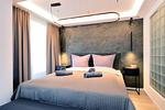 Schlafzimmer 1: Doppelbett (180x200), TV, Zugang zum Balkon - FeWo Gooddays in PRORA Maisonette mit Terrasse & Balkon - 8.02 - Top-Hundeurlaub