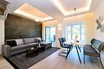 Wohn/Essbereich: Sofa, Sitzbereich, Essbereich, TV, Zugang zur Terrasse - FeWo Gooddays in PRORA Maisonette mit Terrasse & Balkon - 8.02 - Top-Hundeurlaub