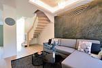 Wohn/Essbereich: Sofa, Sitzbereich, Essbereich, TV, Zugang zur Terrasse - FeWo Gooddays in PRORA Maisonette mit Terrasse & Balkon - 8.02 - Top-Hundeurlaub