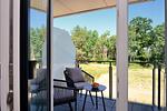 Wohn/Essbereich: Sofa, Sitzbereich, Essbereich, TV, Zugang zur Terrasse - FeWo Gooddays in PRORA Maisonette mit Terrasse & Balkon - 8.02 - Top-Hundeurlaub