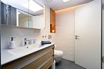 Badezimmer: Regendusche, WC, Haartrockner, beleuchtete Badespiegel - FeWo Gooddays in PRORA Maisonette mit Terrasse & Balkon - 8.02 - Top-Hundeurlaub