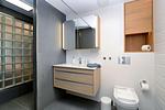 Badezimmer: Regendusche, WC, Haartrockner, beleuchtete Badespiegel - FeWo Gooddays in PRORA Maisonette mit Terrasse & Balkon - 8.02 - Top-Hundeurlaub