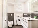 Badezimmer 1: Regendusche, WC, Badewanne und Föhn - FeWo GiGi in PRORA mit Meerblick | Balkon - 8.42 - Top-Hundeurlaub