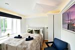 Schlafzimmer 1: Doppelbett (180x200), TV, Kleideschrank - FeWo Unik in PRORA - 8.22 - Top-Hundeurlaub