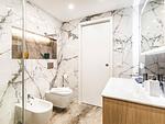 Badezimmer 1: Regendusche, WC, Haartrockner - FeWo Unik in PRORA - 8.22 - Top-Hundeurlaub