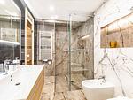 Badezimmer 1: Regendusche, WC, Haartrockner - FeWo Unik in PRORA - 8.22 - Top-Hundeurlaub