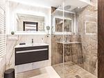 Badezimmer 2: Regendusche, WC, Haartrockner - FeWo Unik in PRORA - 8.22 - Top-Hundeurlaub