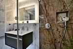 Badezimmer 2: Regendusche, WC, Haartrockner - FeWo Unik in PRORA - 8.22 - Top-Hundeurlaub