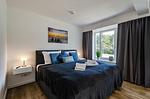 Schlafzimmer 1: Doppelbett (180x200), TV, Zugang zum Balkon - FeWo Ahoi in PRORA - 5.06 - Top-Hundeurlaub