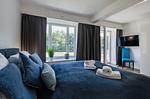 Schlafzimmer 1: Doppelbett (180x200), TV, Zugang zum Balkon - FeWo Ahoi in PRORA - 5.06 - Top-Hundeurlaub