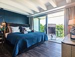 Schlafzimmer 1: Doppelbett (180x200), TV, freistehende Badewanne, Zugang zum Balkon - FeWo Goodlife in PRORA - 7.40 - Top-Hundeurlaub