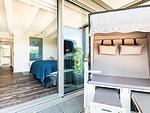 Schlafzimmer 1: Doppelbett (180x200), TV, freistehende Badewanne, Zugang zum Balkon - FeWo Goodlife in PRORA - 7.40 - Top-Hundeurlaub