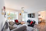Wohn/Essbereich: Sofa, Flachbildfernseher, Zugang zum Balkon - FeWo Grumsin in PRORA - 4.21 - Top-Hundeurlaub