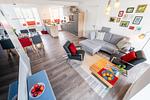 Wohn/Essbereich: Sofa, Flachbildfernseher, Zugang zum Balkon - FeWo Grumsin in PRORA - 4.21 - Top-Hundeurlaub