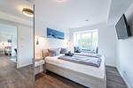 Schlafzimmer 1: Doppelbett (180x200), Kleiderschrank, TV - FeWo Grumsin in PRORA - 4.21 - Top-Hundeurlaub