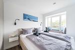 Schlafzimmer 1: Doppelbett (180x200), Kleiderschrank, TV - FeWo Grumsin in PRORA - 4.21 - Top-Hundeurlaub