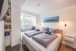 Schlafzimmer 2: Doppelbett (180x200), Kleiderschrank, TV - FeWo Grumsin in PRORA - 4.21 - Top-Hundeurlaub