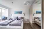 Schlafzimmer 2: Doppelbett (180x200), Kleiderschrank, TV - FeWo Grumsin in PRORA - 4.21 - Top-Hundeurlaub