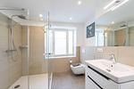 Badezimmer 1: Regendusche, WC, Haartrockner - FeWo Grumsin in PRORA - 4.21 - Top-Hundeurlaub