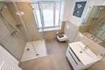 Badezimmer 1: Regendusche, WC, Haartrockner - FeWo Grumsin in PRORA - 4.21 - Top-Hundeurlaub