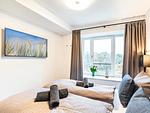 Schlafzimmer 1: Doppelbett (160x200), TV - FeWo Meerzeit in PRORA - 2.42 - Top-Hundeurlaub