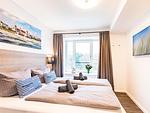 Schlafzimmer 2: Doppelbett (160x200), TV - FeWo Meerzeit in PRORA - 2.42 - Top-Hundeurlaub