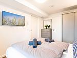 Schlafzimmer 2: Doppelbett (160x200), TV - FeWo Meerzeit in PRORA - 2.42 - Top-Hundeurlaub