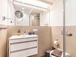 Badezimmer 1: Regendusche, WC, Haartrockner - FeWo Meerzeit in PRORA - 2.42 - Top-Hundeurlaub